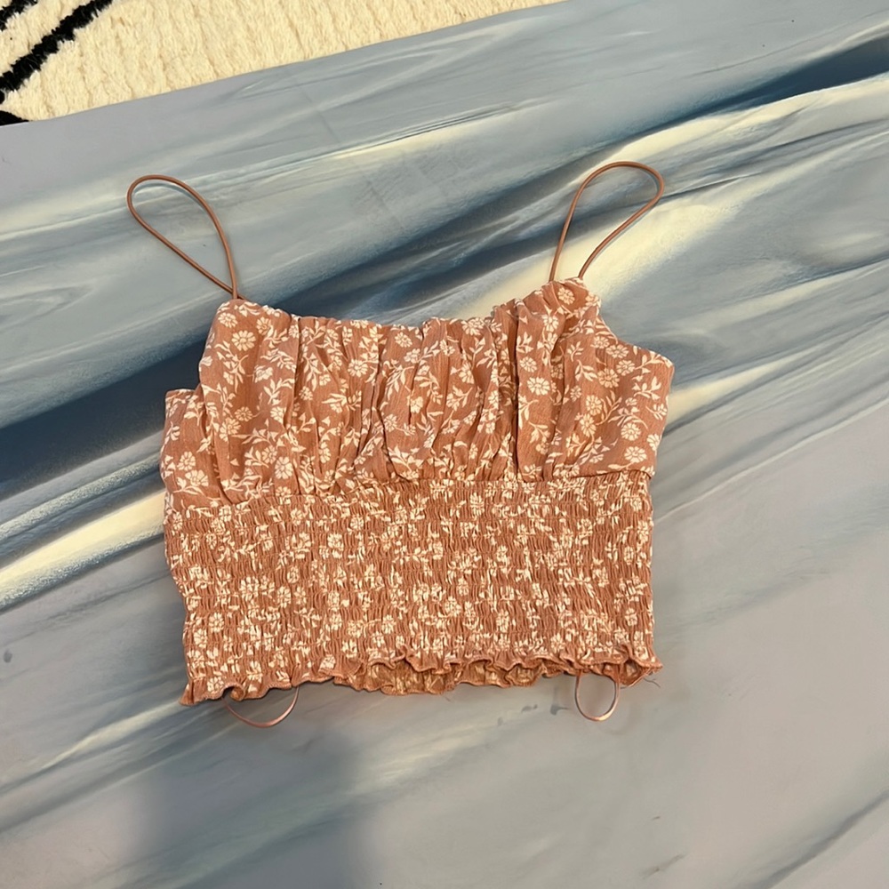 Light pink spahetti strap crop shirt